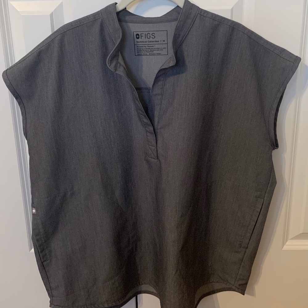 FIGS Rafaela Women's Oversized Scrub Top, Graphite, Size (M)